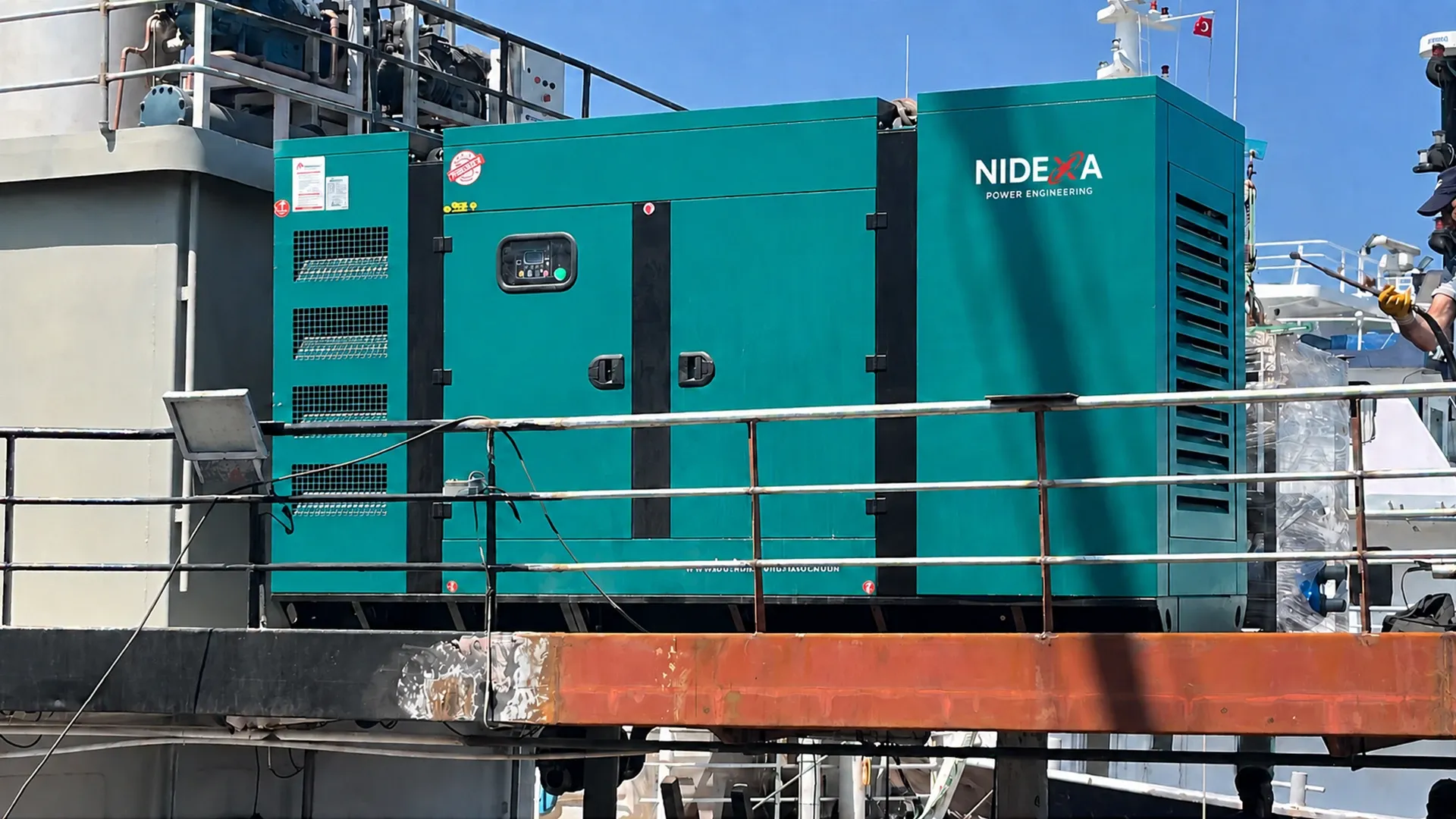 Gemi güvertesine yerleştirilmiş 330 kVA Nidexa kabinli dizel jeneratör